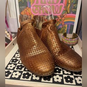 🤎LNC Women’s Free People Brown Perforated  Booties Size 38